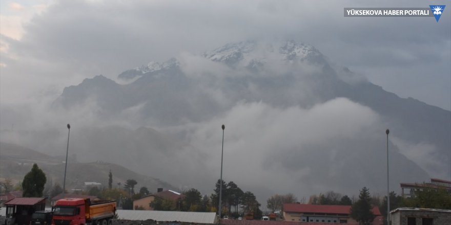 Hakkari'de kar dağların zirvelerini beyazlattı