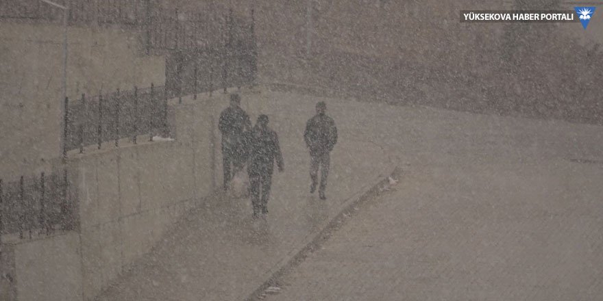 Yüksekova'da kar yağışı sonrası yağmur etkili oldu