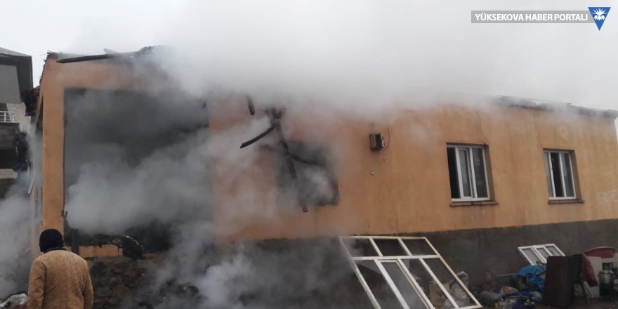 Yüksekova'da yangın: Bir aile evsiz kaldı