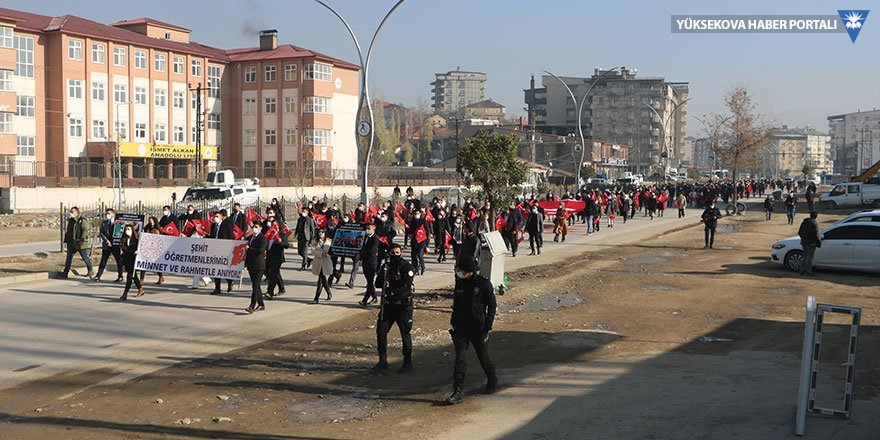 Yüksekova'da öğretmenler günü yürüyüşü