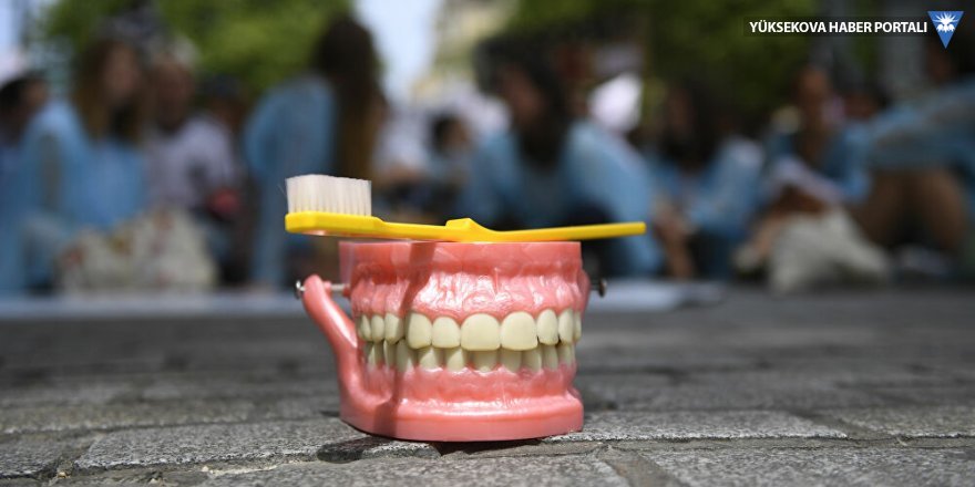 Kovid-19'un bir belirtisi daha ortaya çıktı: Kansız, acısız, aniden diş dökülmesi