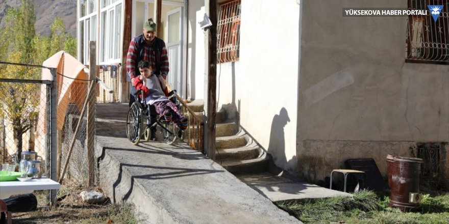 Fedakar anne baba hayatlarını engelli kızlarına adadı