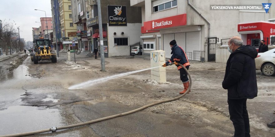 Sokaklar boşalınca belediye temizlik yaptı