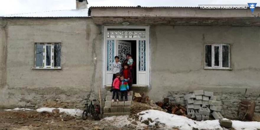 Yüksekova'da evlerini yılan istilası nedeniyle terk eden Ataş ailesi yeni evlerine taşındı