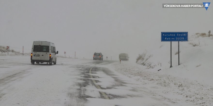 Hakkari ve Van'da etkili olan kar nedeniyle vatandaşlar zor anlar yaşadı