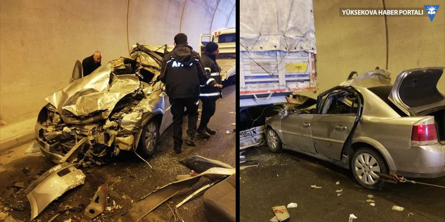 Bitlis'te otomobil tıra çarptı: 5 yaralı