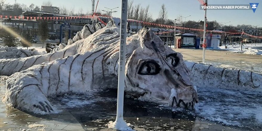 Van'da belediye işçileri kardan dev "Van Gölü canavarı" yaptı