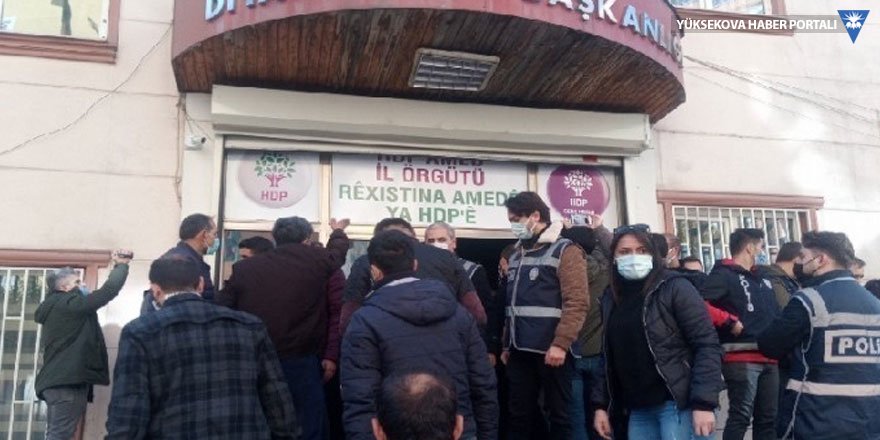 HDP’nin önünde oturan aileler partililere saldırdı