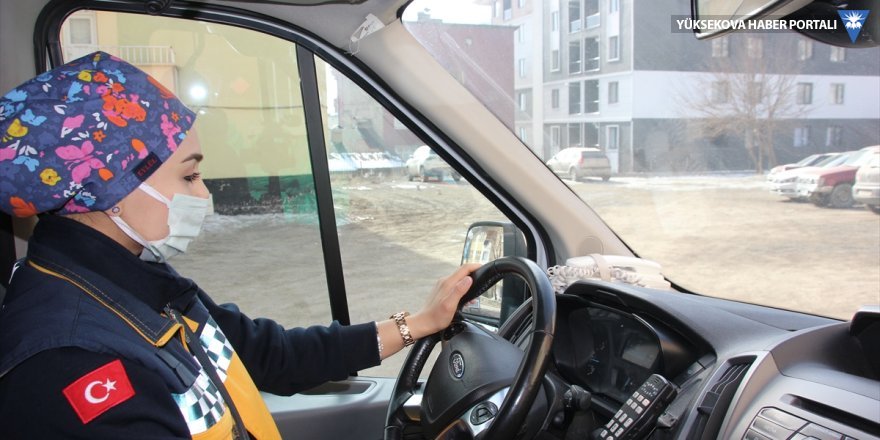 Hakkari'nin ilk kadın ambulans şoförü hastaların imdadına yetişiyor
