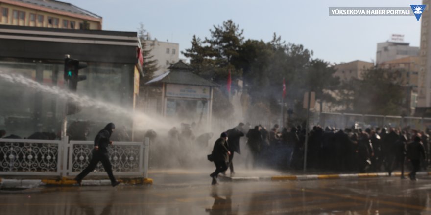 Van'da gerginlik: Polis açıklama yapmak isteyen vatandaşlara müdahale etti
