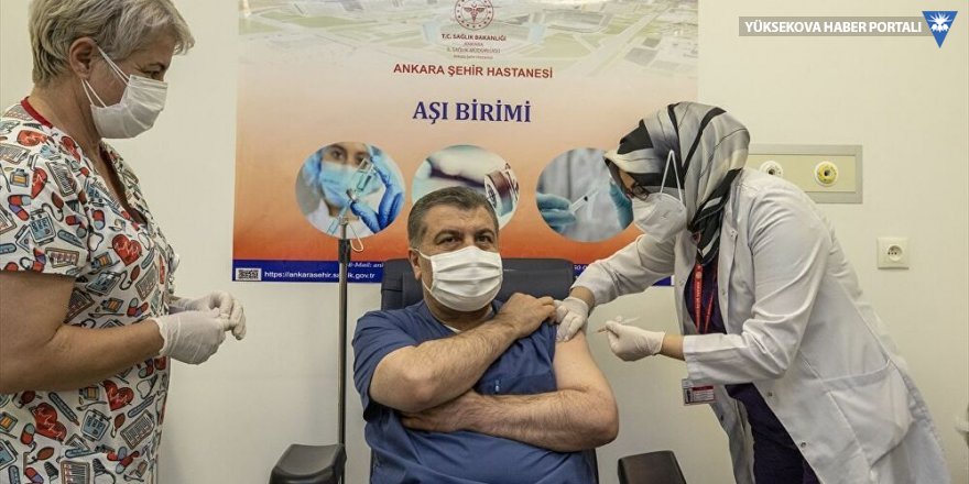 Türkiye'de ilk koronavirüs aşısını Sağlık Bakanı Koca yaptırdı