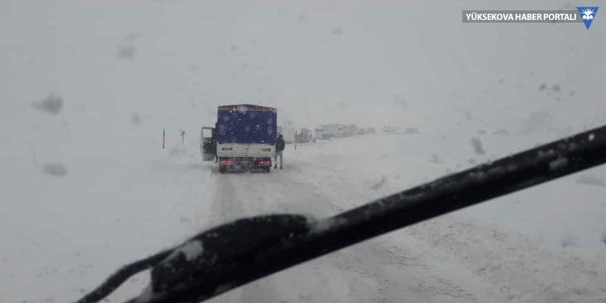 Hakkari ver ilçelerinde yollar kapandı: Yüksekova'da onlarca araç mahsur kaldı