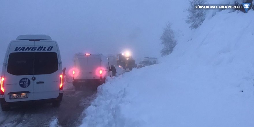 Derecik yolunda kar ve tipi nedeniyle yolda kalan araçlar kurtarıldı