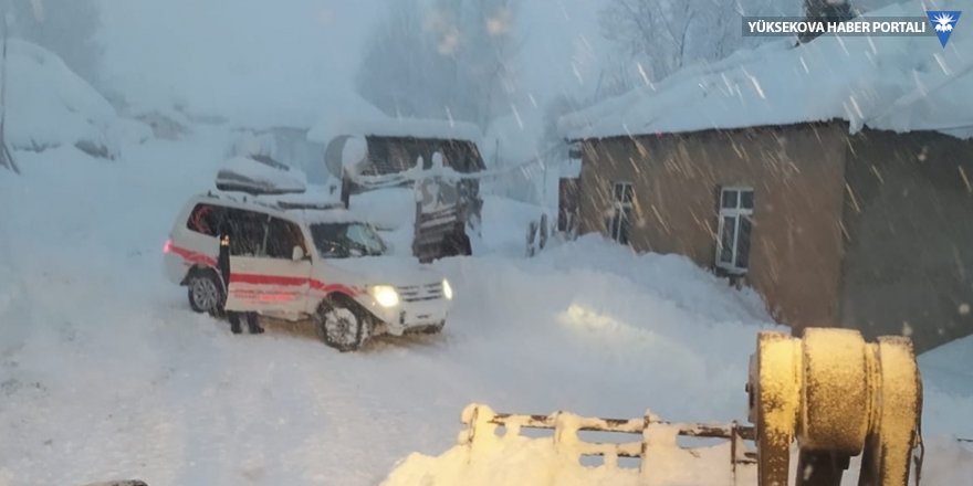 Yüksekova'nın Karlı (Befircan) Köyünde hasta kurtarma operasyonu
