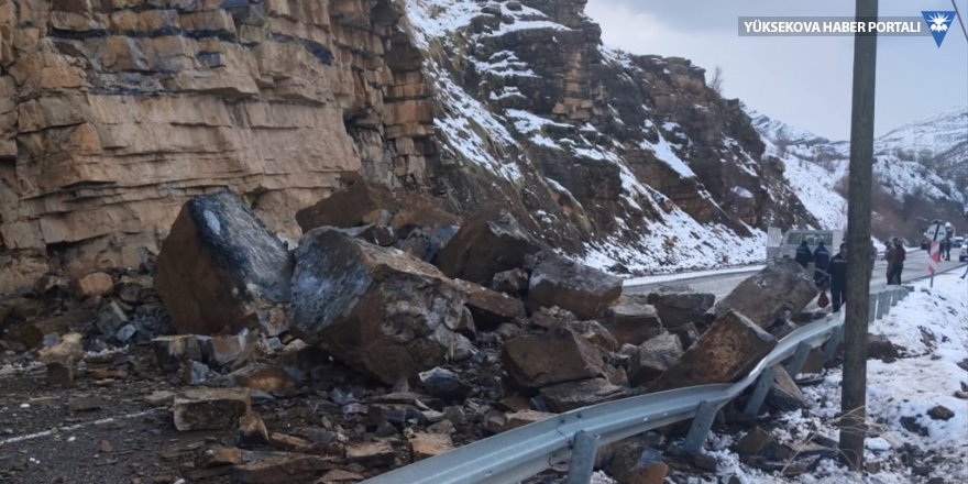 Dağdan kopan kaya parçalarının kapattığı Çukurca yolu açıldı