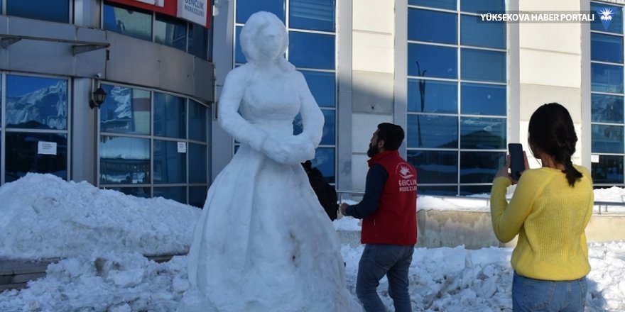 Hakkarili ressam "kardan kadın heykeli" yaptı