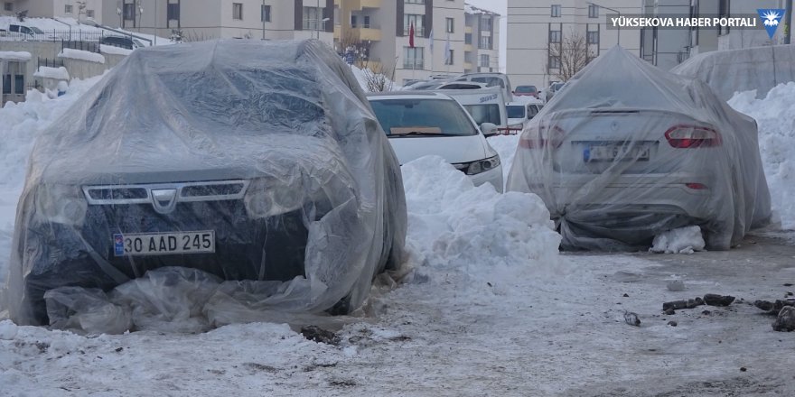 Yüksekova'da araçların donmaması için naylon ve battaniyeli önlem