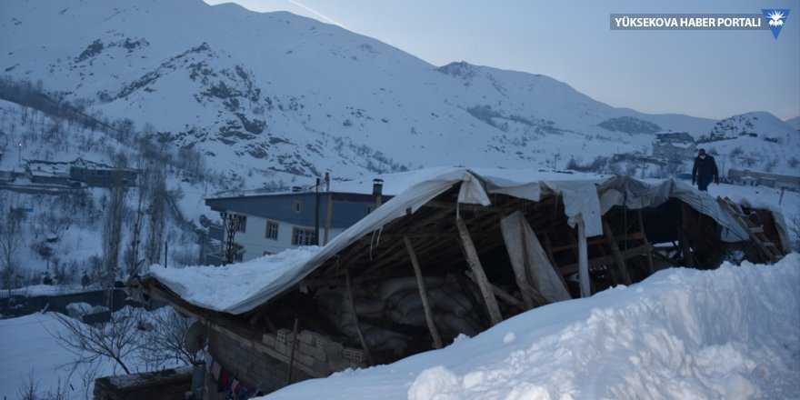 Hakkari'de kar nedeniyle bir evin çatısı çöktü