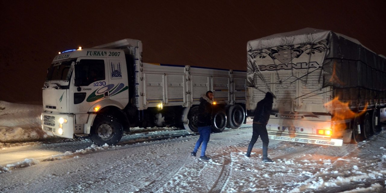 Bitlis'te kar yağışı ulaşımda aksamaya neden oldu