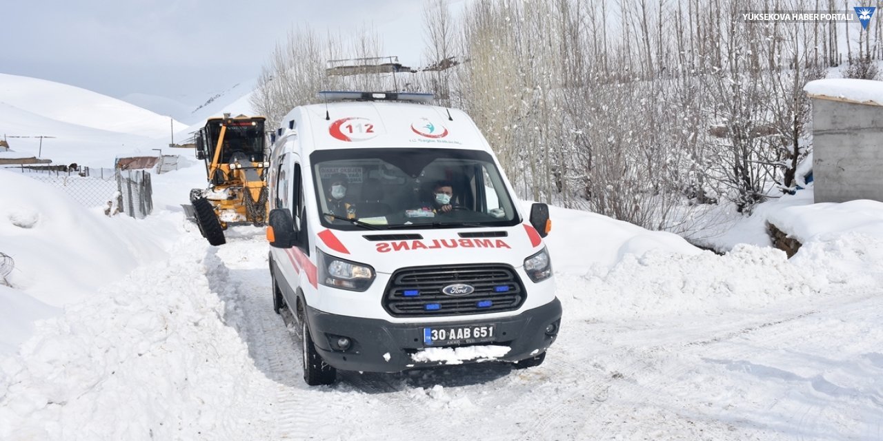 Yolu kardan kapanan köyde doğum sancısı başlayan kadın, ekiplerin çalışması sonucu hastaneye ulaştırıldı
