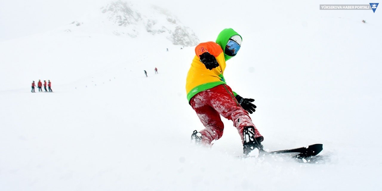 Hakkari'deki kayak merkezi kayakseverlerle renklendi