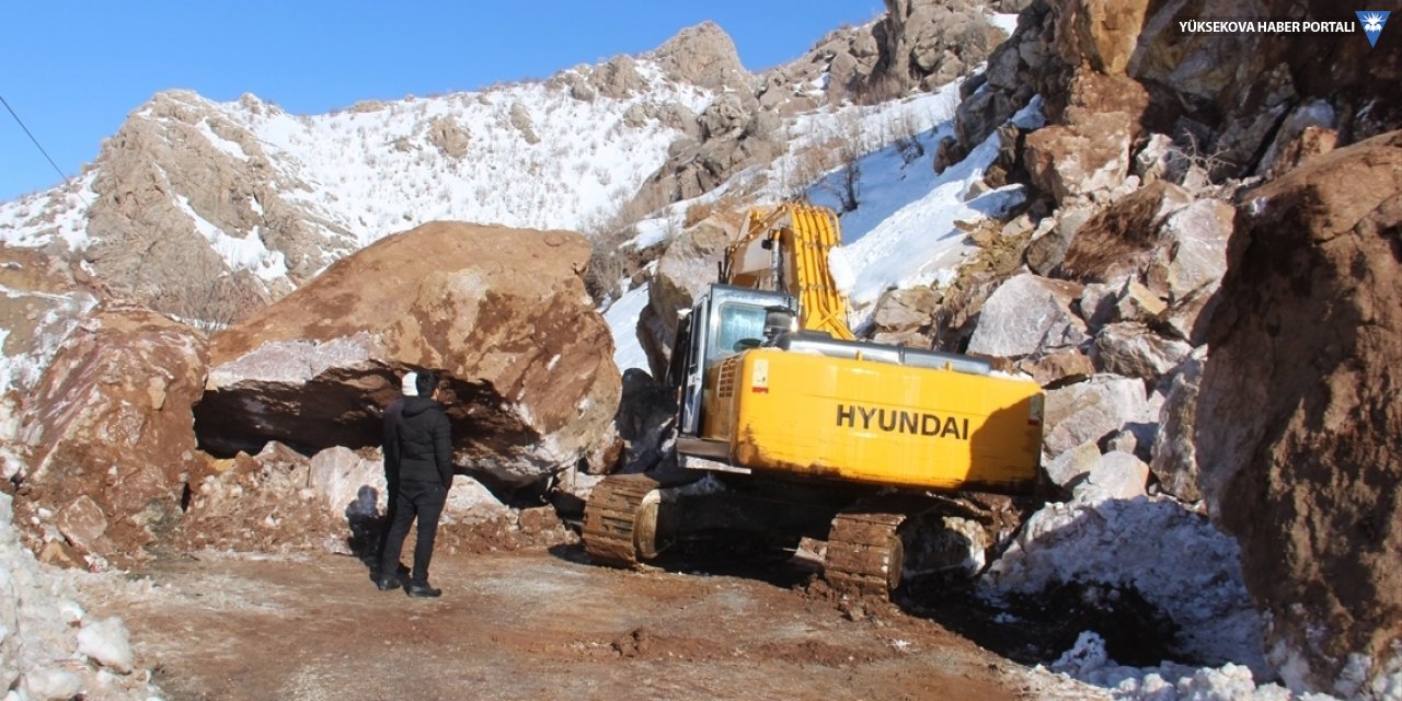 Dağdan kopan kaya parçaları nedeniyle Şemdinli-Yüksekova yolu kapandı