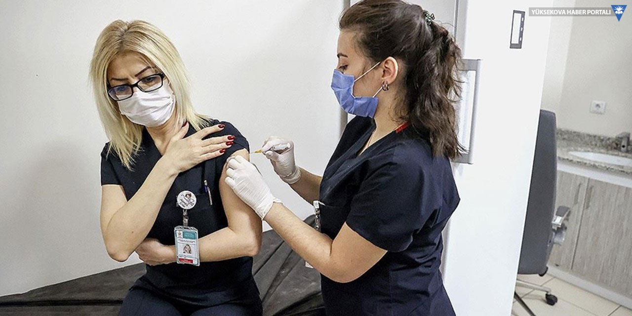 Sağlık çalışanlarına ikinci doz Kovid-19 aşısı uygulanmaya başladı
