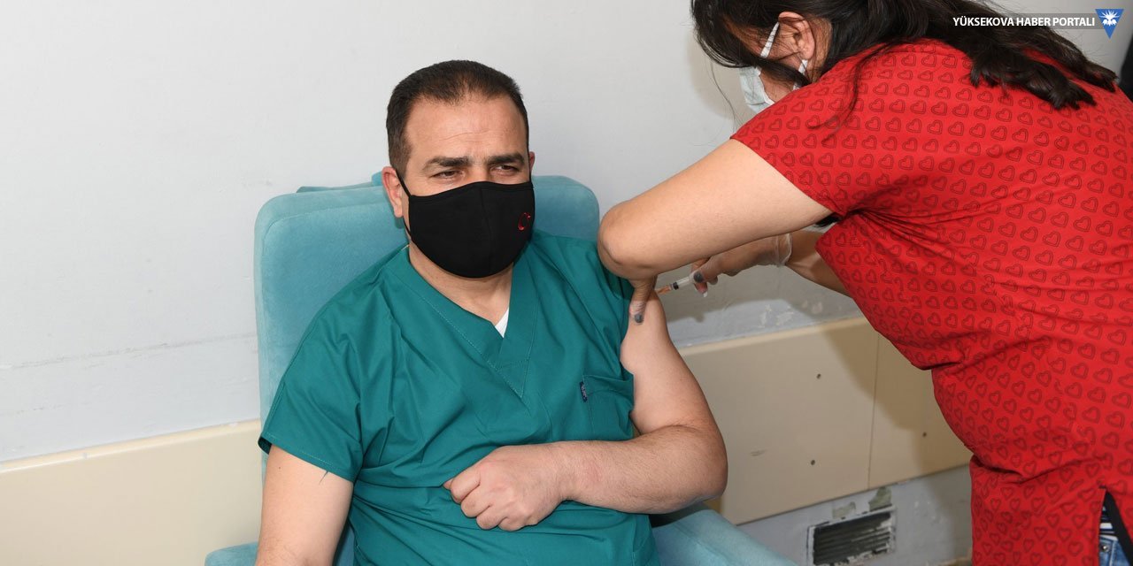 Vali Akbıyık aşı oldu: Hakkari'de bugüne kadar 3910 kişi aşı oldu
