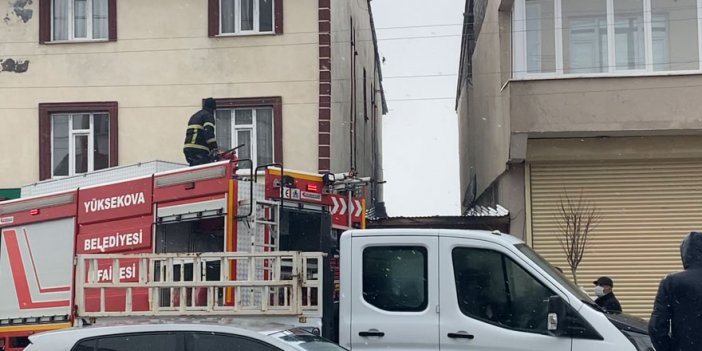 Yüksekova'da bir binada çıkan yangın büyümeden söndürüldü