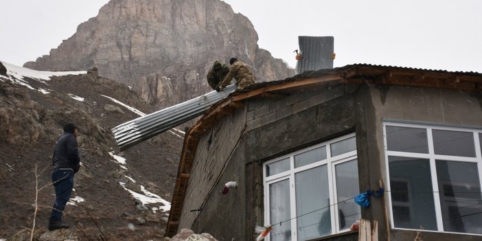 Hakkari ve Şemdinli'de şiddetli rüzgar çatıları uçurdu