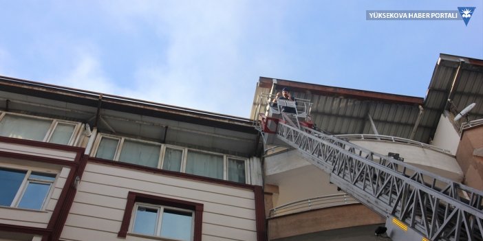 Hakkari'de bir binanın çatı katında çıkan yangın korkuttu