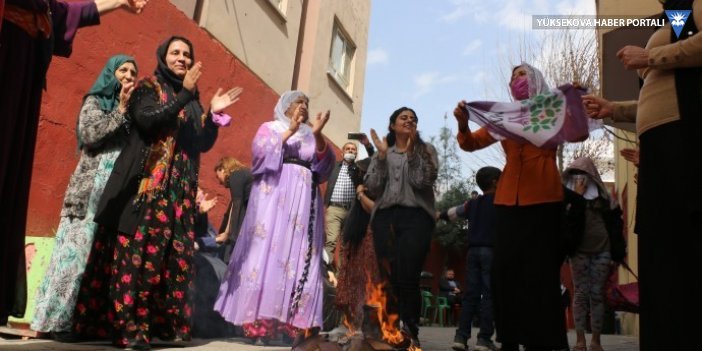 Cizre'de Newroz ateşi yakıldı