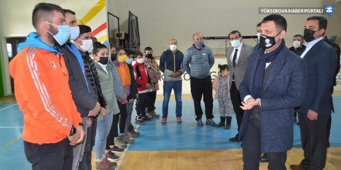 Türkiye Kayak Federasyonundan Yüksekovalı sporculara malzeme desteği