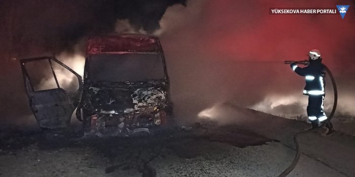 Van'da seyir halindeki minibüs yandı