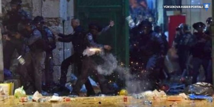 Mescid-i Aksa'ya giren İsrail polisi, namaz kılan cemaate ses bombalarıyla saldırdı: 53 yaralı