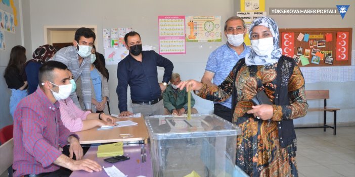 Yüksekova'da 2 mahalle ve bir köyde yapılan muhtarlık seçimi sona erdi