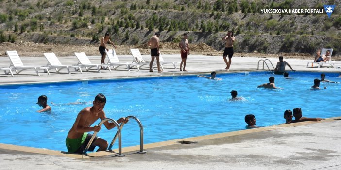 Hakkari'de yarı olimpik yüzme havuzu hizmete açıldı