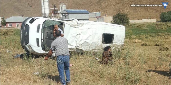Yüksekova'da kamyon ile minibüs çarpıştı: 1 ölü, 4 yaralı