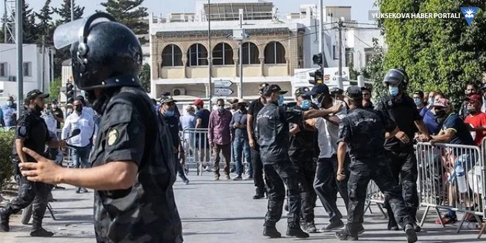 Tunus'ta gece sokağa çıkma yasağı ilan edildi