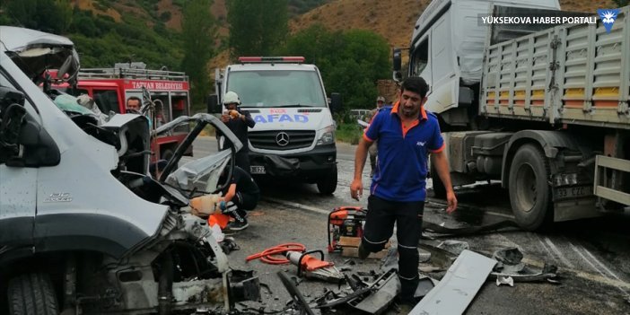 Tatvan-Van karayolunda tır ile kamyonet çarpıştı: 2 ölü, 3 yaralı