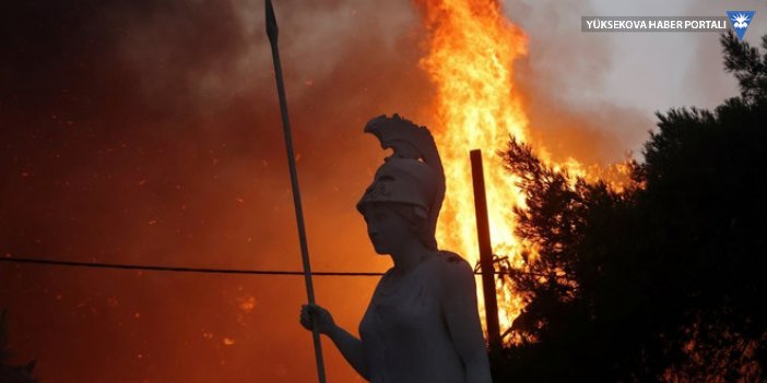 Atina'da yangın: Kentte yaşayanlara 'evden çıkmayın' çağrısı yapıldı