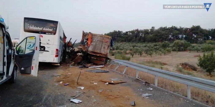 Soma'da tır ve yolcu otobüsü çarpıştı: 9 ölü, 30 yaralı
