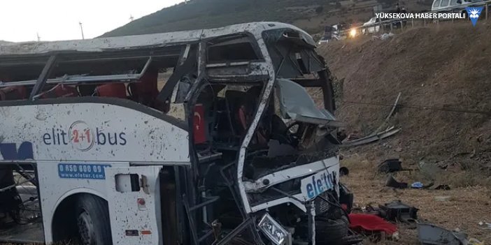 Viraja 95 kilometre hızla giren otobüs takla attı: 15 ölü