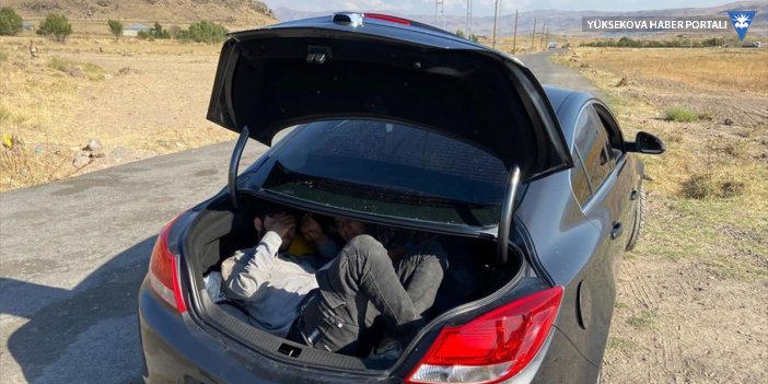 Van'da otomobil bagajında 3 göçmen yakalandı