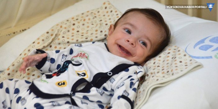 Adana'da kalbi dışarıda doğan bebek sağlığına kavuşturuldu