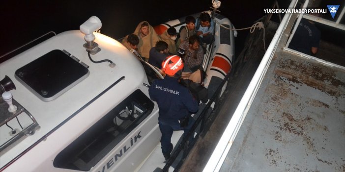 Van Gölü'nde şişme botta 60 göçmen yakalandı