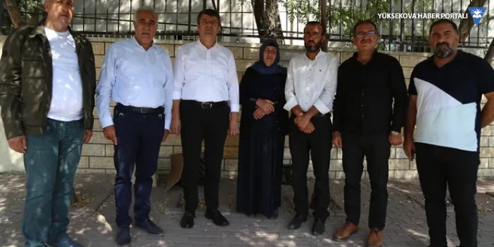 Adalet Nöbeti'ndeki Şenyaşar ailesine CHP'li vekillerden ziyaret