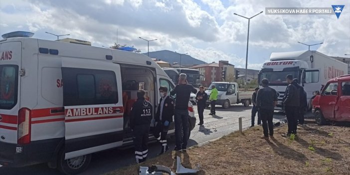 Tatvan'da tır ile kamyonetin çarpışması sonucu bir kişi yaralandı
