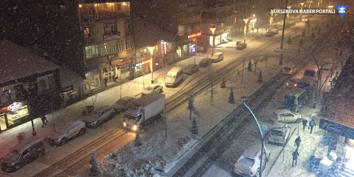 Yüksekova'da kar yağışı devam ediyor - 20-12-2021