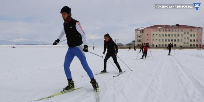 Yüksekova'nın karlı dağlarında Türkiye Şampiyonasına hazırlanıyorlar